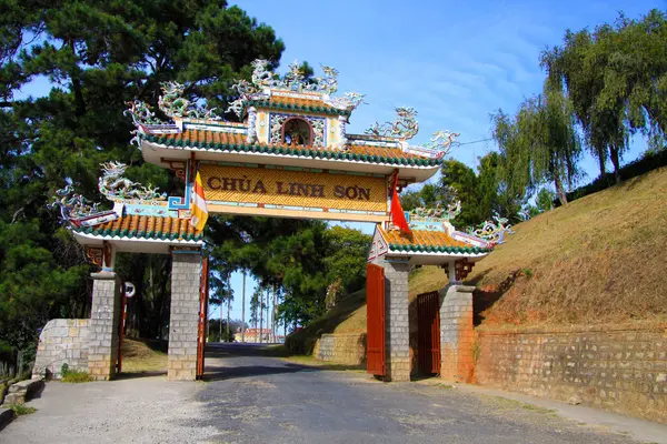 Eingangstor Der Linh Son Pagoda Lat Vietnam — Stock fotografie