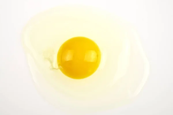 Beyaz Arka Planda Çiğ Yumurta — Stok fotoğraf