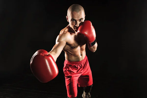 Joven Atleta Masculino Kickboxing Sobre Fondo Negro — Foto de Stock