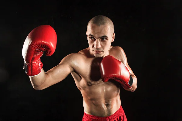 Joven Atleta Masculino Kickboxing Sobre Fondo Negro — Foto de Stock