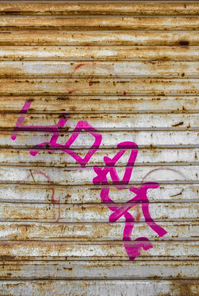 Velha Porta Obturador Enferrujado Fundo Grunge Com Graffiti Fúcsia — Fotografia de Stock