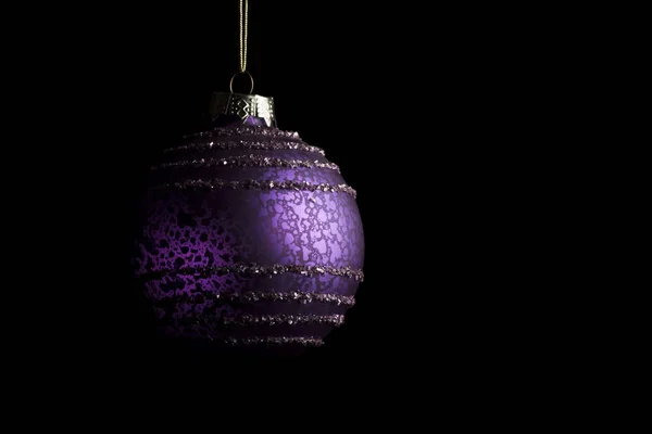 Фиолетовый Рождественский Бал Стороне Перед Черным Фоном — стоковое фото