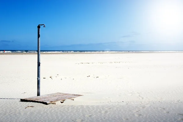 Praia Solitária Beira Mar Com Chuveiro — Fotografia de Stock