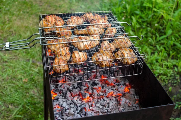 户外烤架上的煤块上烤鸡肉 — 图库照片