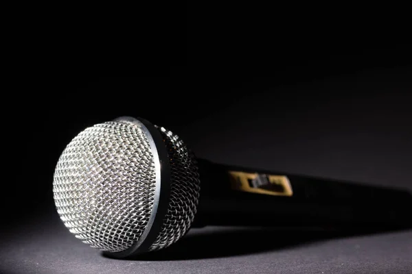 Mikrofon Vor Schwarzem Hintergrund — Stockfoto
