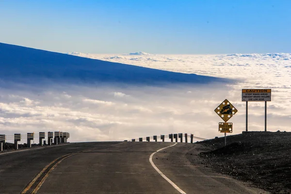 与群山和蓝天在沙漠中的道路 — 图库照片