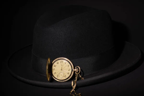 Черная Мужская Шляпа Черном Фоне Золотыми Карманными Часами — стоковое фото