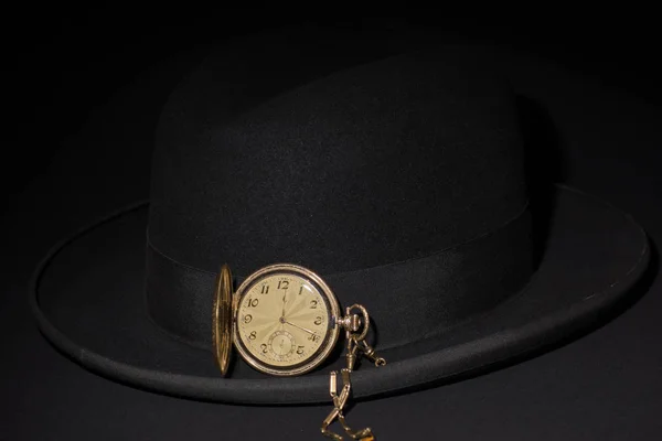 Cappello Uomo Nero Sfondo Nero Con Orologio Tasca Dorato — Foto Stock