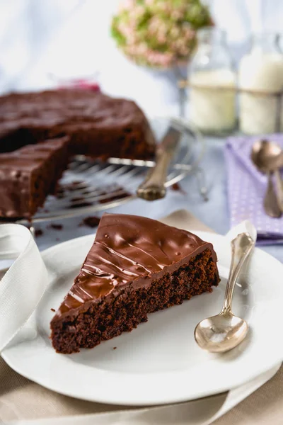 Chocoladetaart Verschillende Stukken Gesneden Met Decoratie — Stockfoto