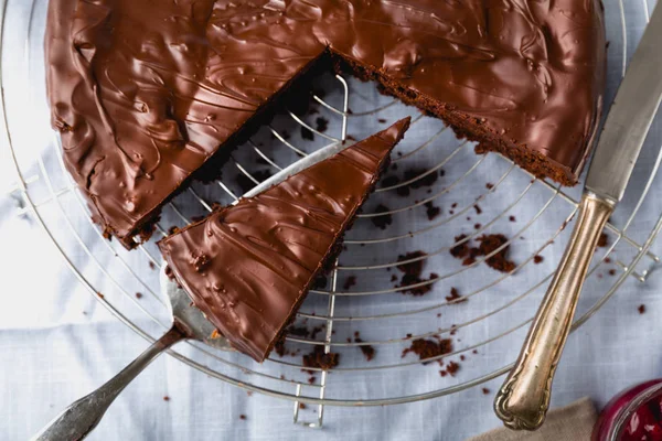 Шоколадный Торт Разрезанный Несколько Частей Отделкой — стоковое фото