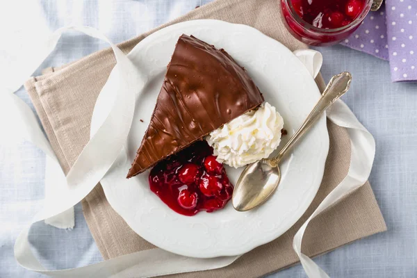 Chocoladetaart Verschillende Stukken Gesneden Met Decoratie — Stockfoto