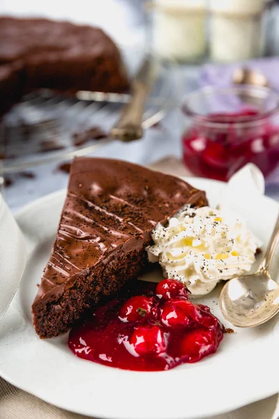 Шоколадный Торт Разрезанный Несколько Частей Отделкой — стоковое фото