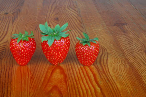 Τρεις Φράουλες Στο Τραπέζι — Φωτογραφία Αρχείου