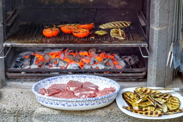 Barbekü Domates Kabak Patlıcan Yemeği Pişirilmeli Beklemek Sığır Eti Ile — Stok fotoğraf