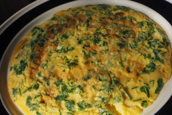 Omelette Aux Œufs Battus Frits Persil Aux Herbes Coriandre Dans — Photo