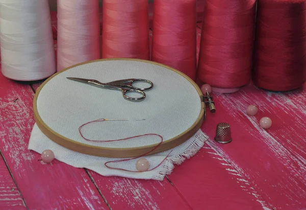 Набор Шитья Вышивки Деревянном Фоне — стоковое фото