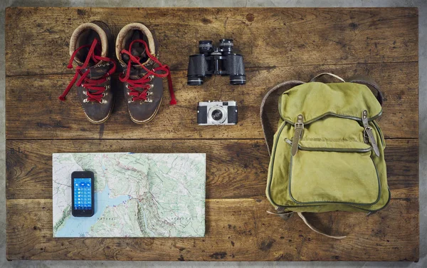 Flatlay Van Bovenaf Wandelen Met Wandelschoenen Smartphone — Stockfoto