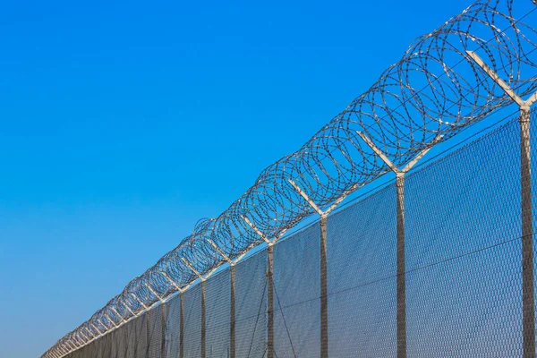 Detail Barbed Wire Fence Fine Weather — Stockfoto