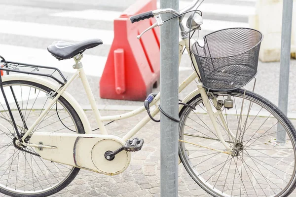 Bicicletas Femininas Estacionadas Contra Poste Amarradas Com Uma Corrente Contra — Fotografia de Stock