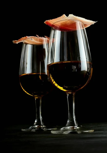 Jamón Gourmet Equilibrado Sobre Copas Jerez Español Para Elegante Aperitivo — Foto de Stock