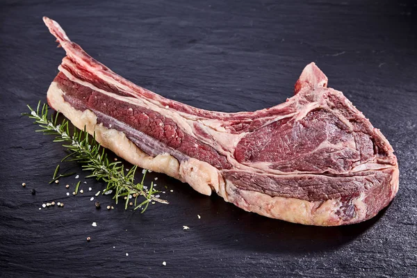 Bistecca Manzo Magra Stagionata Fresca Tomahawk Con Rametto Rosmarino Aromatico — Foto Stock