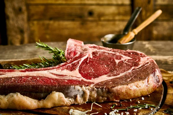 Bereiden Van Een Rauwe Tomahawk Biefstuk Voor Grillen Met Een — Stockfoto
