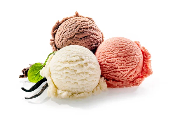 Трио Красочных Замороженных Десертов Белом Фоне Украшенном Двумя Ванильными Стручками — стоковое фото