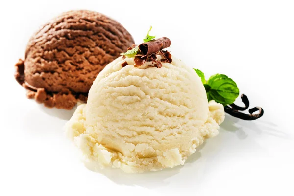 Две Круглые Порции Вкусного Шоколада Ванильного Мороженого Вкусом Перечной Мяты — стоковое фото