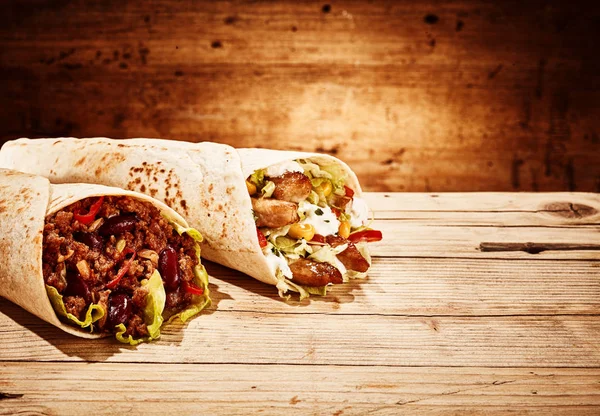 Paar Pittige Heerlijke Kip Vegetarische Burrito Liggen Netjes Naast Elkaar — Stockfoto