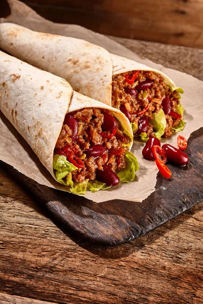 Heerlijke Mexicaanse Wraps Met Pittig Rundvlees Nierbonen Chili Con Carne — Stockfoto