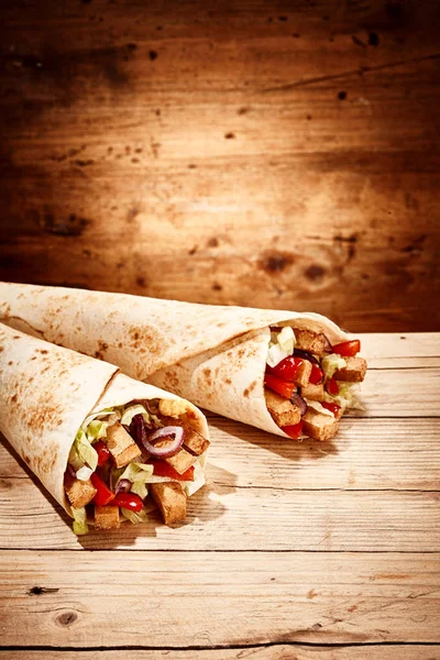 Pár Lahodných Kuřecích Vegetariánských Burritos Ležel Úhledně Vedle Sebe Nad — Stock fotografie