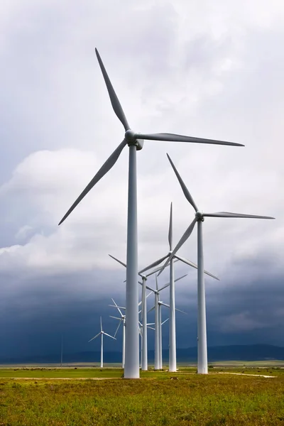 Вітрові Турбіни Виробляють Електроенергію Штормову Погоду — стокове фото