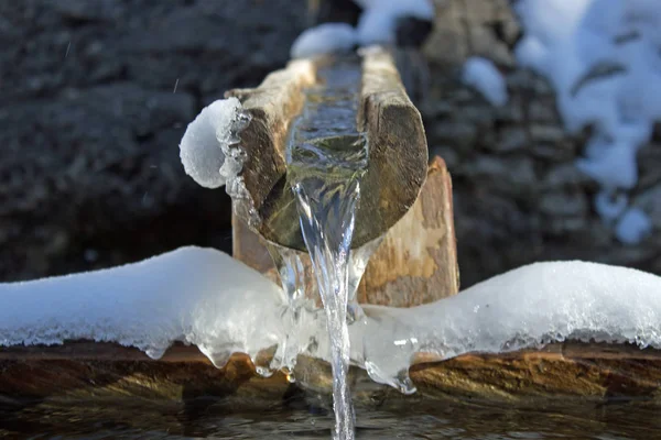 冬の山の噴水 — ストック写真
