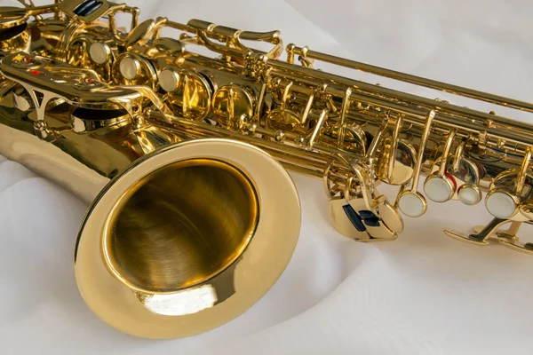 Belo Saxofone Dourado Delicado Fundo Seda Branca — Fotografia de Stock