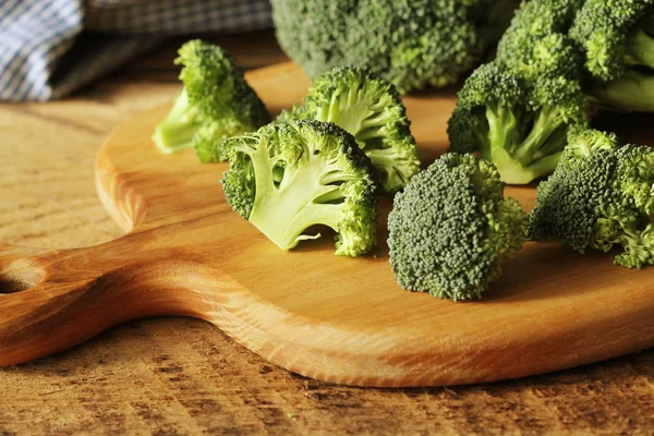 Broccoli Proaspăt Brut Placa Tăiere — Fotografie, imagine de stoc