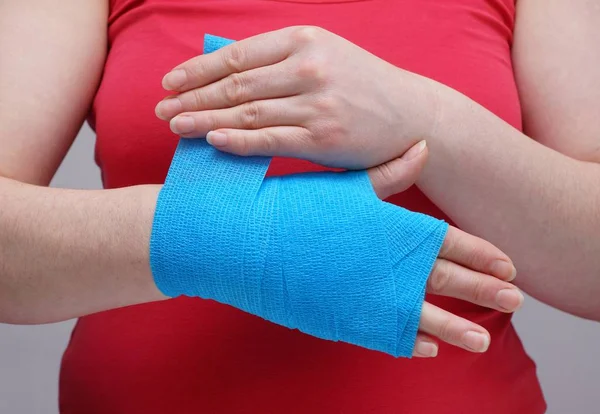Kvinna Hand Och Bandage — Stockfoto