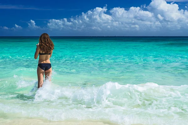 Hermosa Joven Traje Baño Playa Tropical Tomando Fotos Con Cámara —  Fotos de Stock