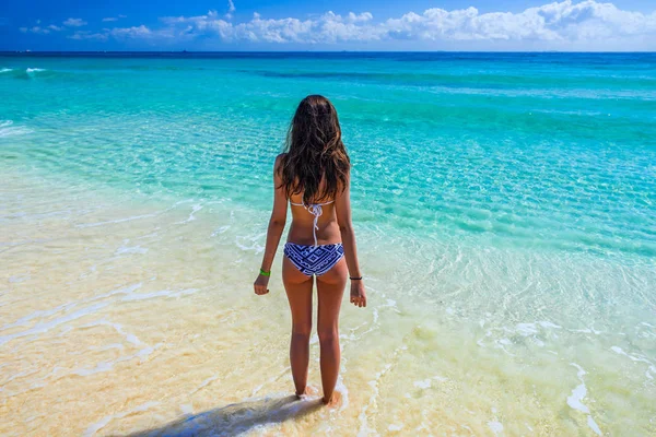 Genç Güzel Bir Kadın Tropikal Okyanusta Eğleniyor Egzotik Sahilde Bikinili — Stok fotoğraf