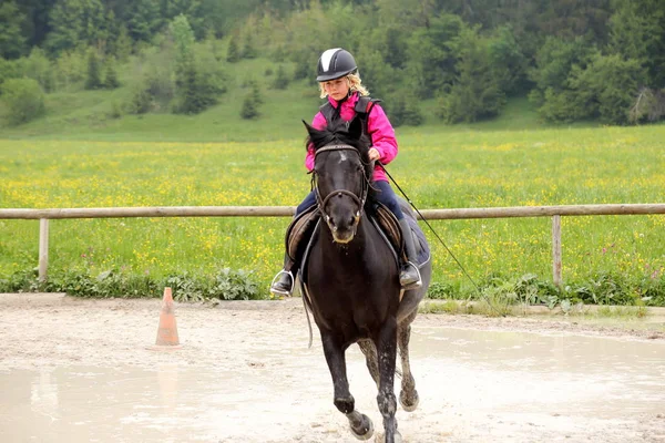 Jovem Mulher Montando Cavalo — Fotografia de Stock