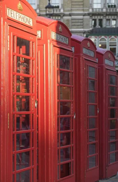 Vier Rote Telefonzellen Hintereinander London Großbritannien — Stockfoto