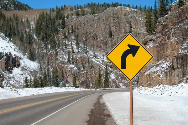 科罗拉多州南部的一条山路上有一个向右转的信号 — 图库照片