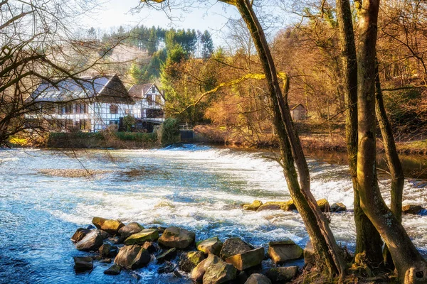 Σπίτι Στο Ποτάμι Παραδοσιακά Σπίτια Μισή Ξυλεία Στο Solingen Γερμανία — Φωτογραφία Αρχείου