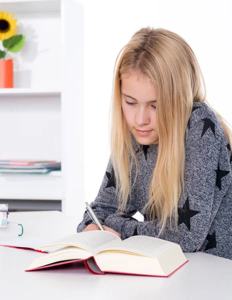 Chica Rubia Haciendo Tarea Habitación — Foto de Stock