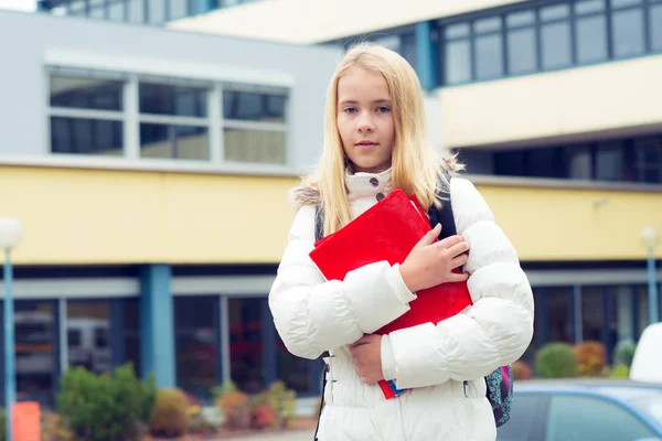 学校の建物の前にいる素敵なブロンドの女の子 — ストック写真