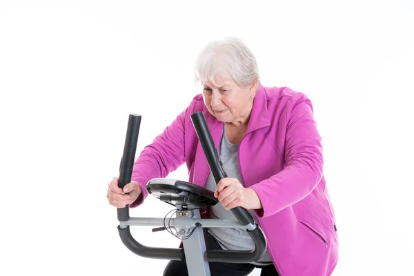 Grauhaarige Seniorin Mit Daumen Hoch Trainiert Mit Fitnessgerät — Stockfoto