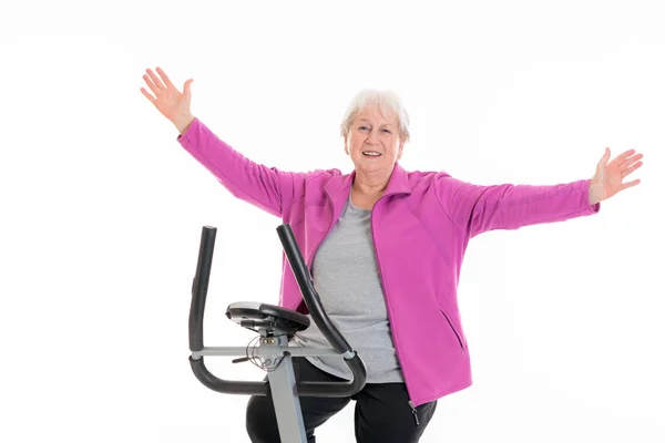 Grauhaarige Seniorin Mit Hochgestreckten Armen Trainiert Mit Fitnessgerät — Stockfoto