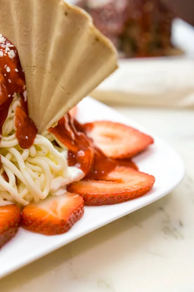 Duits Ijs Gemaakt Eruit Zien Als Een Bord Spaghetti — Stockfoto