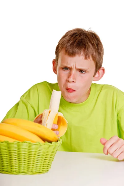Niño Poco Impresionado Comiendo Plátano Fresco Con Una Mirada Horror — Foto de Stock