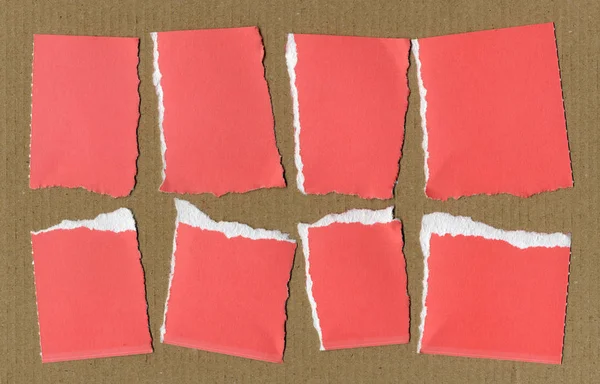 Papel Vermelho Rasgado Muitas Peças Sobre Fundo Papelão Ondulado — Fotografia de Stock