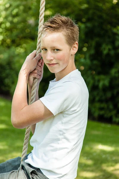 Junge Teenageralter Schwingt Auf Einem Seil Einem Üppig Grünen Garten — Stockfoto